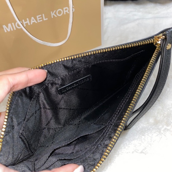 Micheal Kors Zip cluth Wristlt leather - Picture 2 of 2